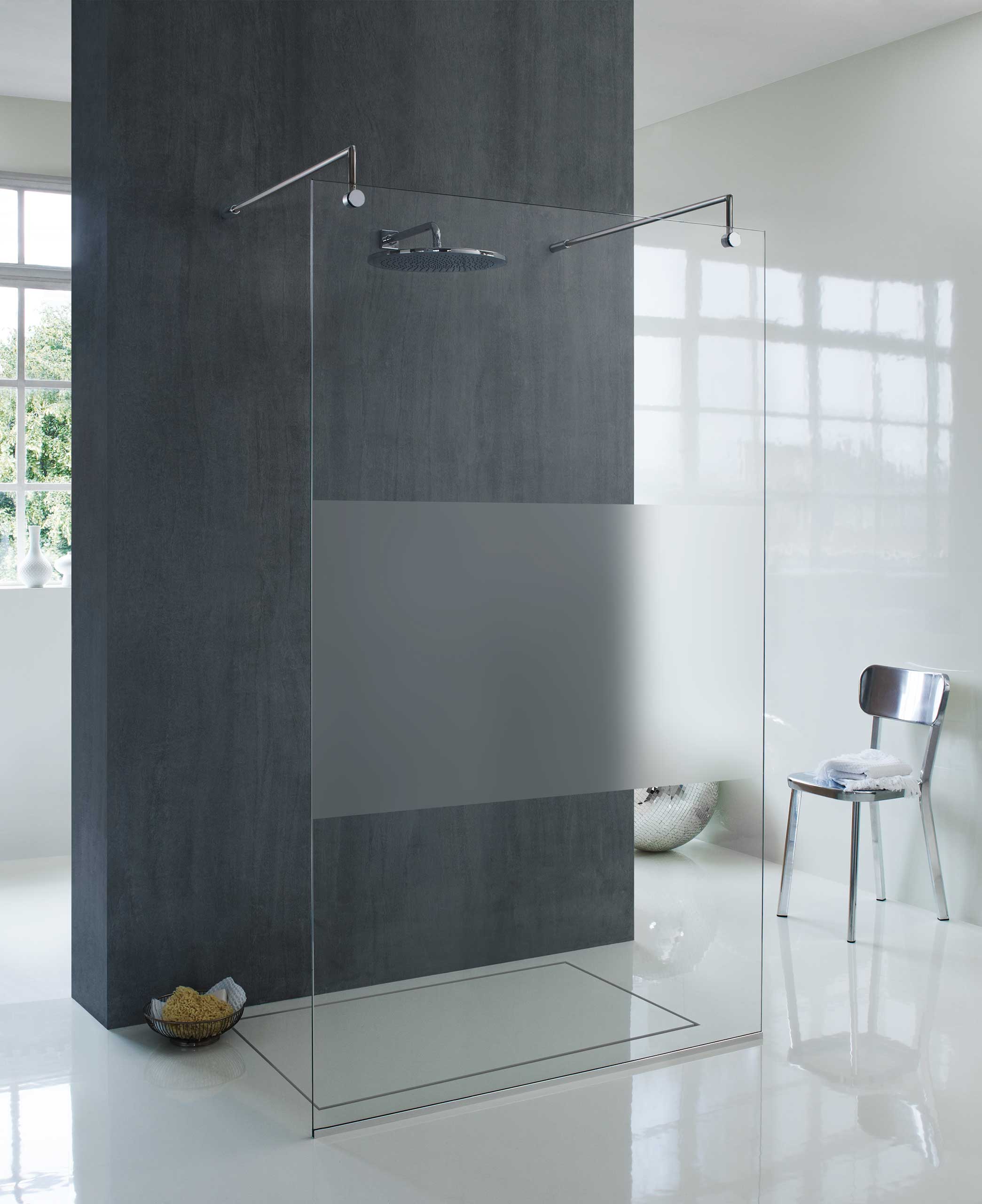 Oslo freestanding shower screen with modesty band