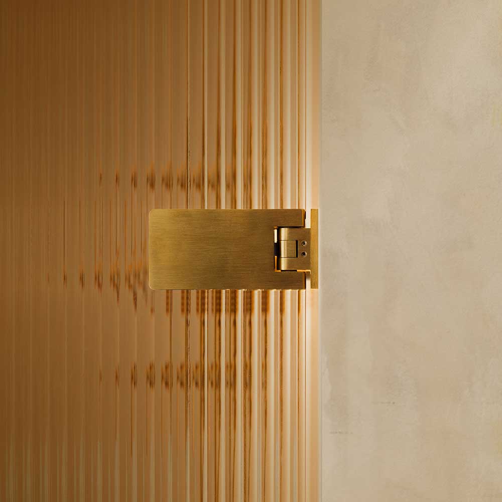 Majestic hinge on fluted glass