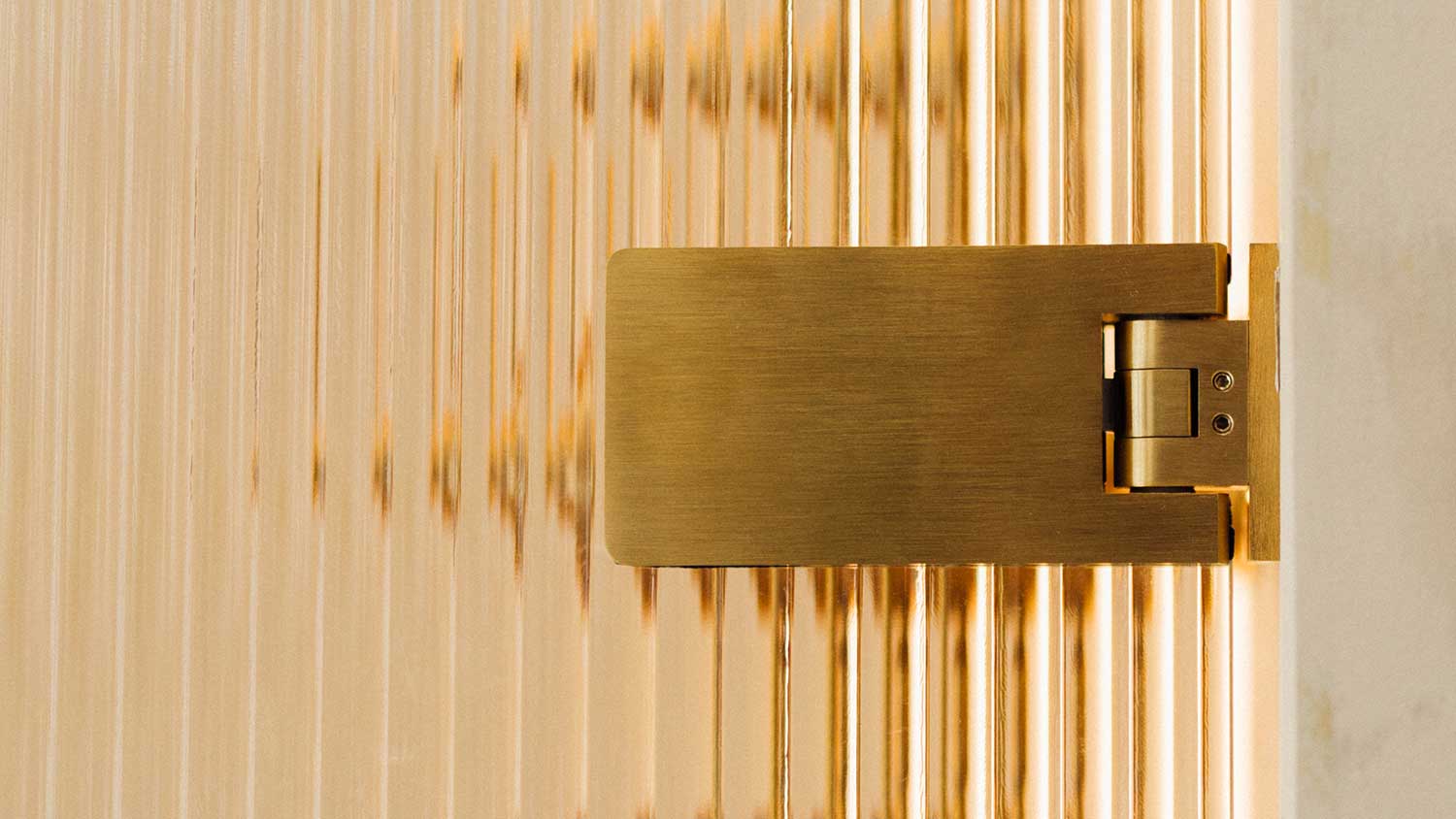 Majestic's iconic glass-to-wall hinge